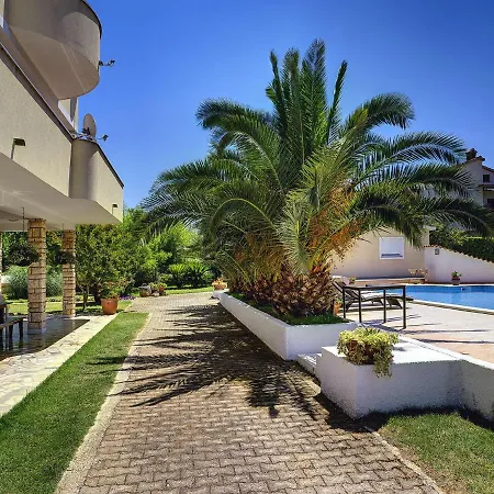 Apartment Boutique With Pool In