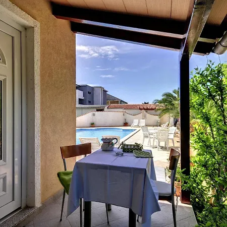 Boutique With Pool In Apartment