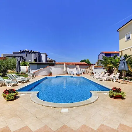 Boutique With Pool In Apartment *