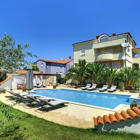 Boutique With Pool In Apartment *