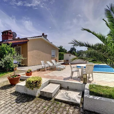Boutique With Pool In Apartment Medulin