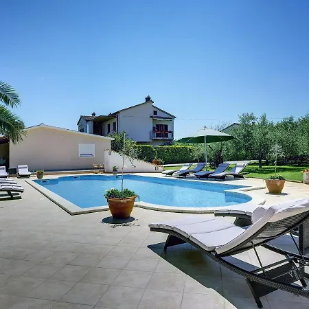 Boutique With Pool In Medulin
